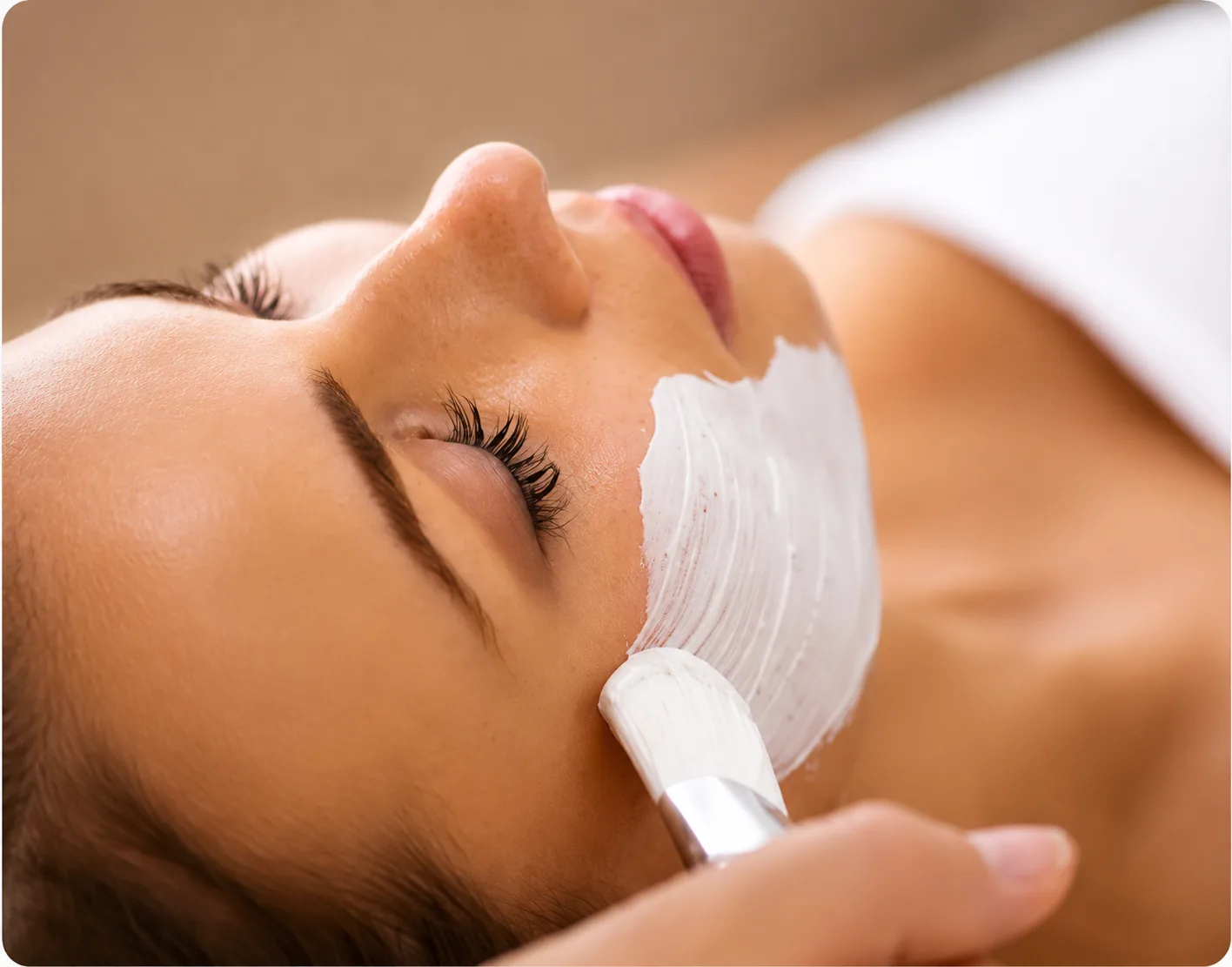 Limpeza de pele profunda com aplicação de máscara facial na Purezen